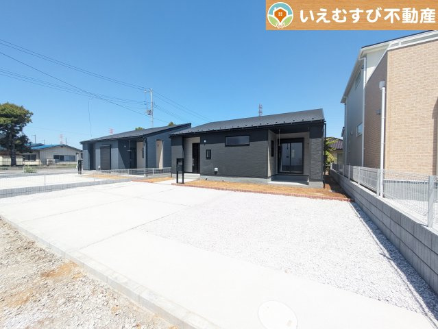 Livele Garden.S　上里町七本木第5の駐車場|並列4台駐車可能なゆとりのカースペース
複数台車をお持ちでも、お友達が遊びに来てもゆとりの駐車スペース！
