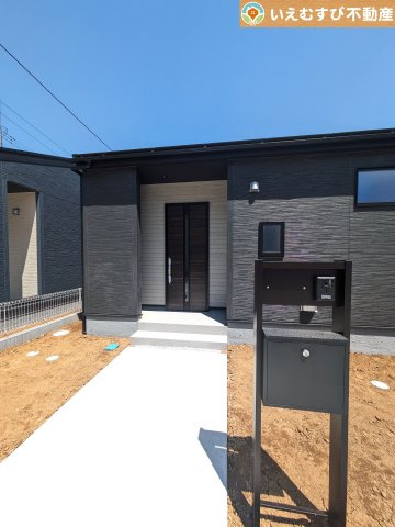 Livele Garden.S　上里町七本木第5のエントランス|落ち着いた色づかいのエントランス
駐車場からアクセスの良いエントランス。雨の日や荷物が多くても安心の動線♪