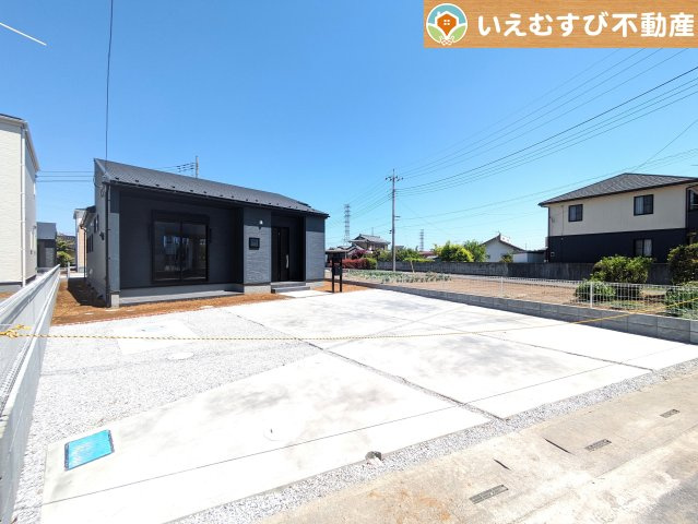 Livele Garden.S　上里町七本木第5の駐車場|並列3台駐車可能なゆとりのカースペース
複数台車をお持ちでも、お友達が遊びに来てもゆとりの駐車スペース！