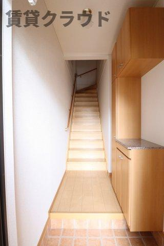 シャン・プレ・ロジュマンⅡの玄関|散らかりやすい玄関もシューズボックス付きでスッキリ収納♪