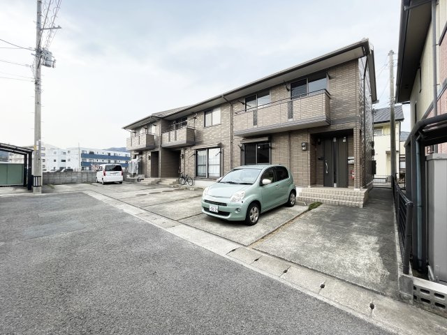 ハイツルミネの駐車場