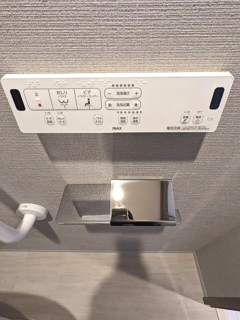 グランカーサ蔵前Ⅱの設備|洗面室と独立した温水洗浄便座、操作パネル下にスマホ置くスペース設置