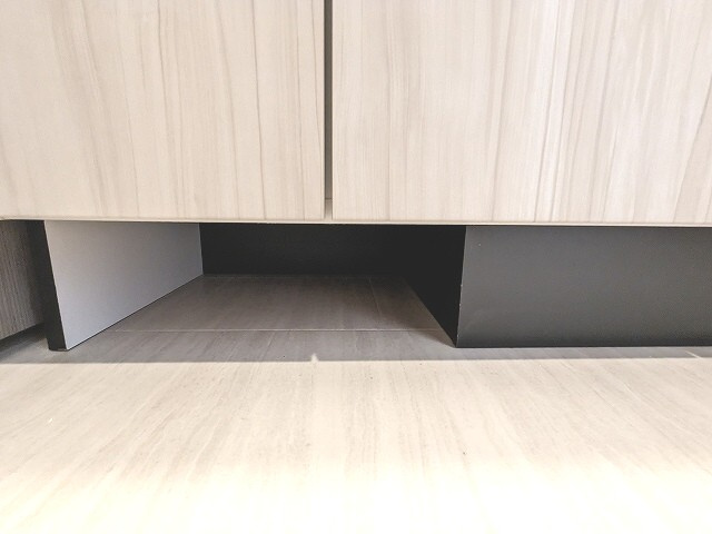 グランカーサ蔵前Ⅱの設備|トイレと独立した洗面室、三面鏡付き、ハンドシャワー付き、左下にヘルスメーターストックあり、洗面室に洗濯機置場あり