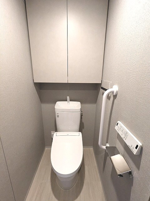 グランカーサ蔵前Ⅱのトイレ|洗面室と独立した温水洗浄便座、操作パネル下にスマホ置くスペース設置