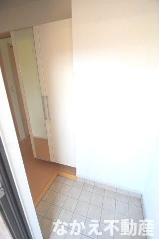 【玄関】 | 収納もある玄関です