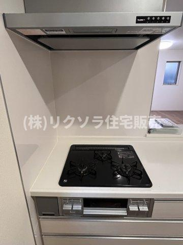 長栄寺町　一戸建てのキッチン|ビルトイン三口コンロ
■物件内覧・資金計画相談・住宅ローン相談、リフォーム相談、お問合せ受付中■
※当日・翌日のご内覧、ご相談はお電話でのお問合せがスムーズです！