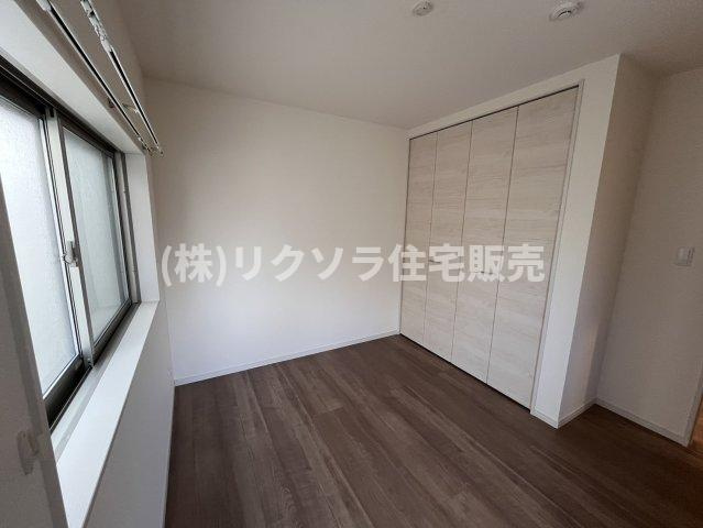 長栄寺町　一戸建ての寝室|洋室5.5帖　収納付き
■物件内覧・資金計画相談・住宅ローン相談、リフォーム相談、お問合せ受付中■
※当日・翌日のご内覧、ご相談はお電話でのお問合せがスムーズです！