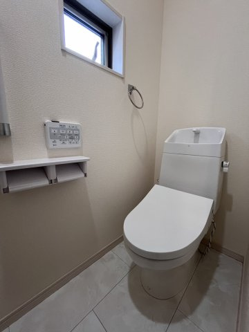 長栄寺町　一戸建ての内装|2階トイレ　ウォシュレット付
■物件内覧・資金計画相談・住宅ローン相談、リフォーム相談、お問合せ受付中■
※当日・翌日のご内覧、ご相談はお電話でのお問合せがスムーズです！