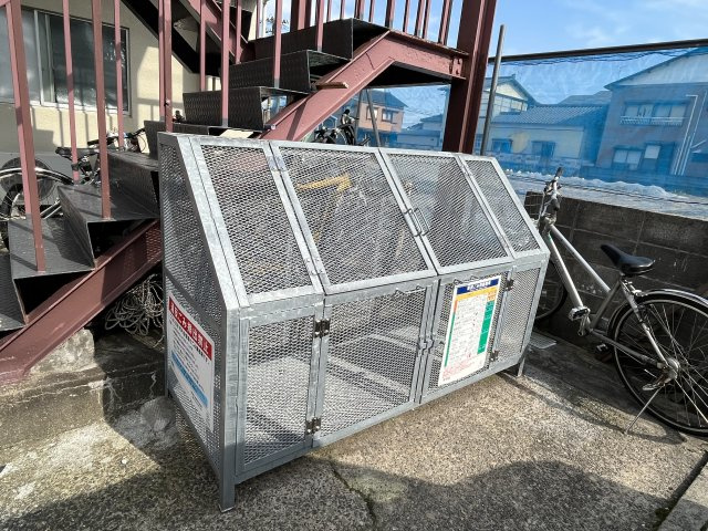 水上アパートのその他共用部分|ゴミステーションです。