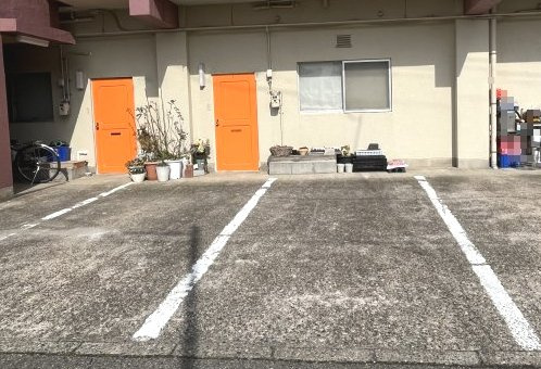 水上アパートの駐車場|平駐車場です。１台税込3300円別途費用かかります。
１部屋１台確保可能。２台目は要確認。