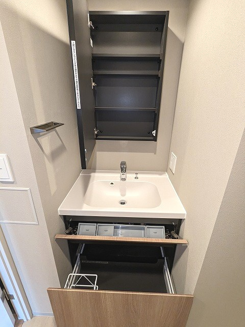 JMFレジデンス蔵前二丁目の設備|システム収納付きでトイレと独立した洗面室、2面鏡、右下にヘルスメーターストック
