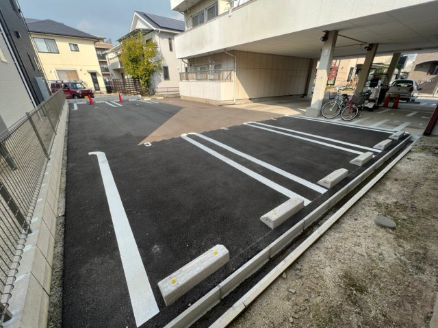 ニューメゾン石川の駐車場