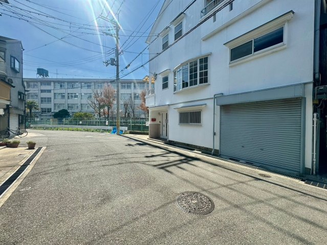 寝屋川市点野5丁目　中古戸建の前面道路含む現地写真