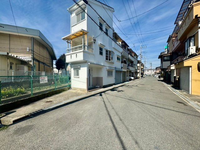 寝屋川市点野5丁目　中古戸建の前面道路含む現地写真