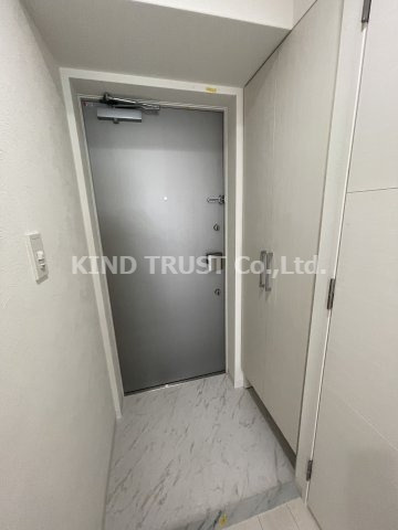 プライマル南森町の玄関|収納もある玄関です
