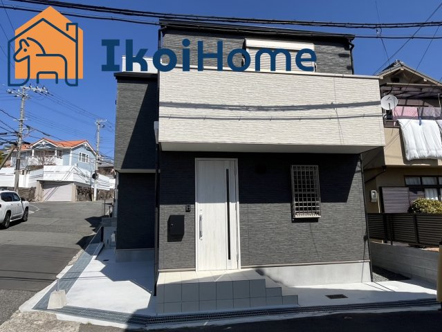 明石市朝霧台　新築戸建の駐車場|●年中無休：見学時間9:00～20:00・当日予約可●弊社独自で毎月５組限定の「人気オプション３点パック」をご用意。カーポート・バルコニー・ウッドデッキを１５万円（税別）で取り付け。