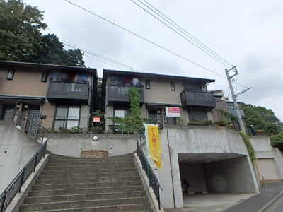 1階は屋根付のガレージです（有料）♪