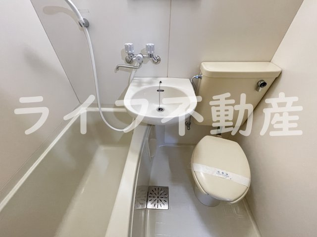 エスタイル小阪の独立洗面台|独立洗面台、小物を置くことができて便利です