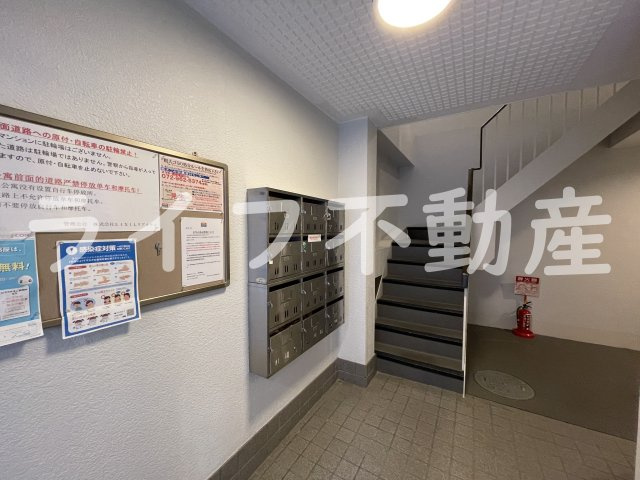 エスタイル小阪のエントランス|ゆとりのあるエントランスです