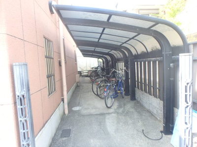 【その他共用部分】 | クリスタルカーサⅡ | 屋根付き駐輪スペースです