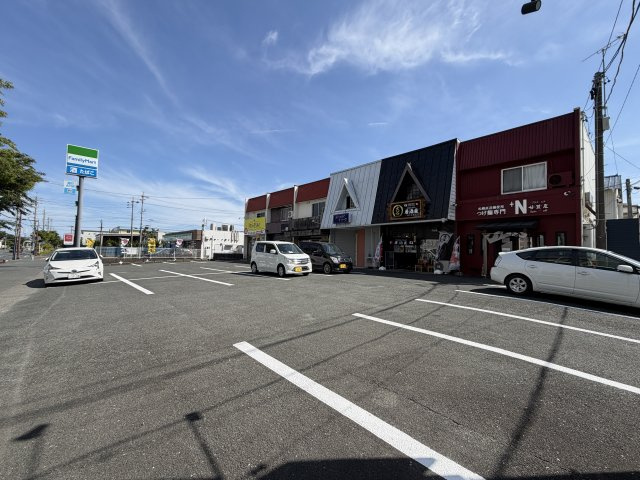 高丘西貸店舗の駐車場