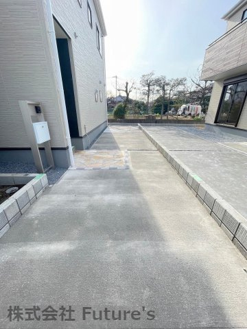 三郷市上口1丁目　新築戸建　全5棟　4号棟の駐車場|カースペース縦列2台付き