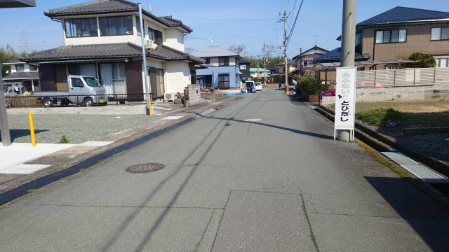 高島市宿鴨42坪土地の前面道路含む現地写真