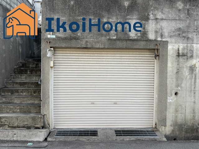 明石市東朝霧丘　古家付　土地の前面道路含む現地写真|●年中無休：見学時間9:00～20:00・当日予約可●弊社独自で毎月５組限定の「人気オプション３点パック」をご用意。カーポート・バルコニー・ウッドデッキを１５万円（税別）で取り付け。