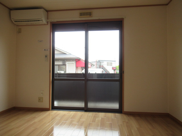 ハイネス野添南の居間・リビング