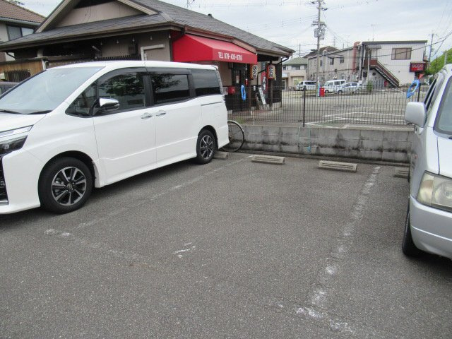 ハイネス野添南の駐車場
