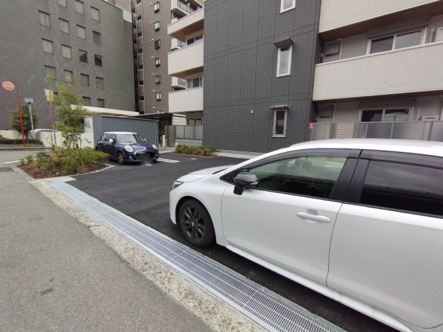 トリシア江坂の駐車場