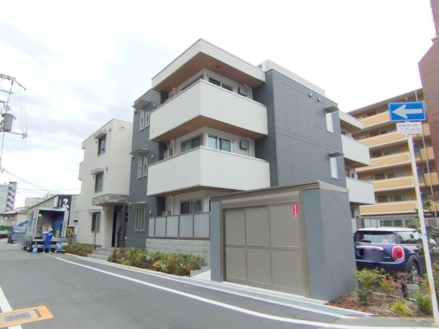 トリシア江坂の外観