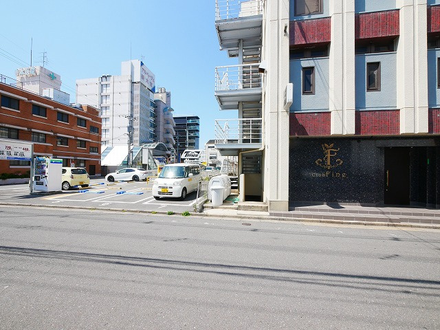 文屋ビルの駐車場
