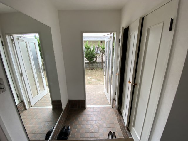 AU貸家住宅の玄関