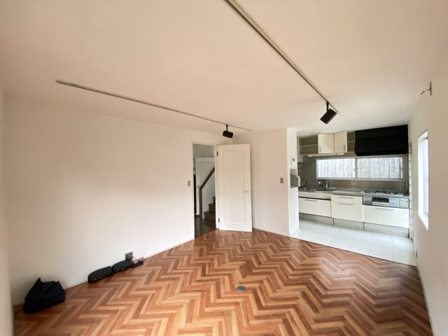 AU貸家住宅の居間・リビング