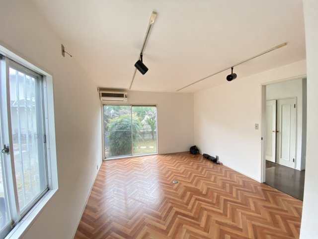 AU貸家住宅の居間・リビング