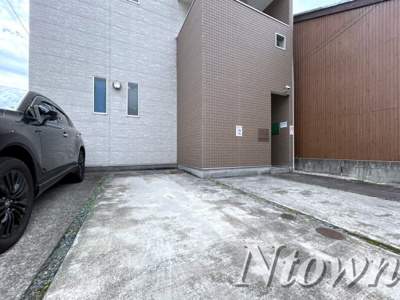 【駐車場】 | デザイナーズコーポ賑町 | 駐車場があるので、車を買う予定の方も安心です