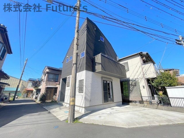 三郷市谷口　中古戸建の外観|南西角地につき陽当たり良好！2017年11月築の築浅中古戸建！