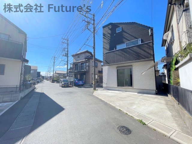 三郷市谷口　中古戸建の前面道路含む現地写真|前面道路含む現地写真です。