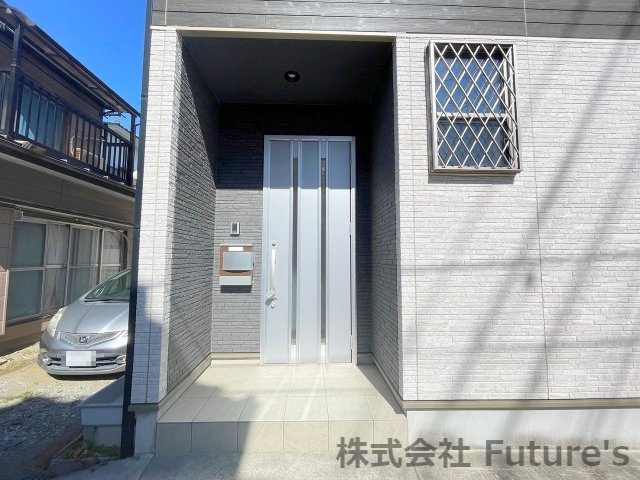 三郷市谷口　中古戸建のエントランス|玄関アプローチです