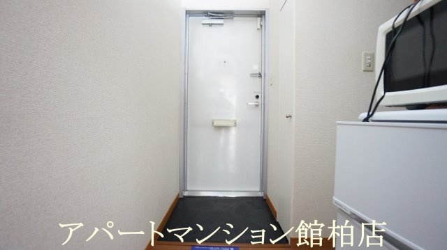 レオパレス小柴の玄関