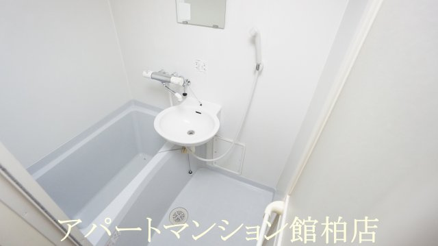 レオパレス小柴の浴室