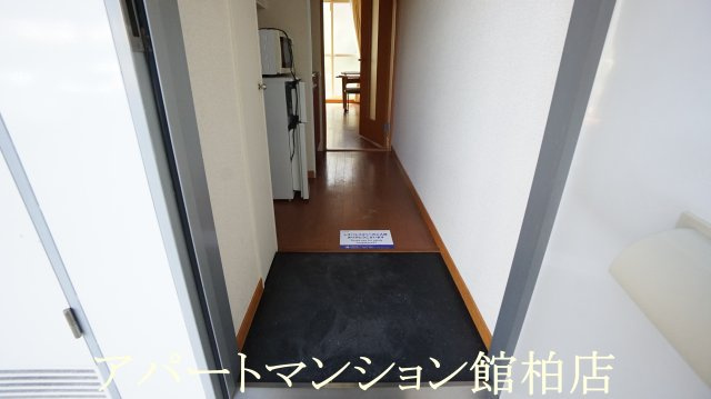 レオパレス小柴の玄関