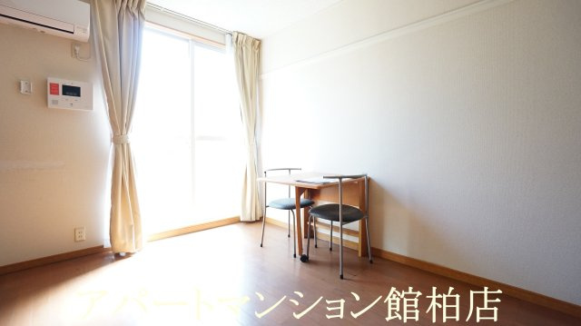 レオパレス小柴の居間・リビング