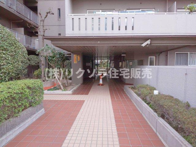 エバーグリーン門真のエントランス|エントランス
■物件内覧・資金計画相談・住宅ローン相談、リフォーム相談、お問合せ受付中■
※当日・翌日のご内覧、ご相談はお電話でのお問合せがスムーズです！