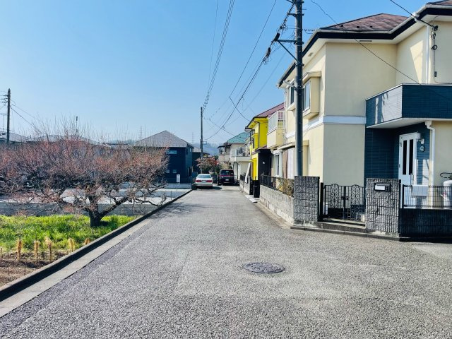あきる野市山田 中古戸建の前面道路含む現地写真