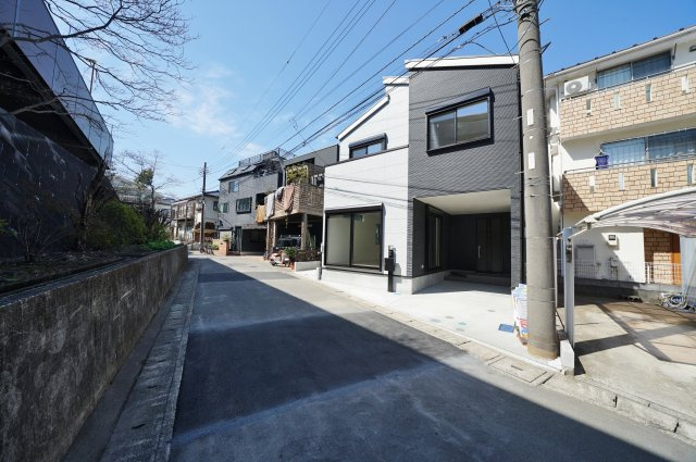 【横浜市旭区さちが丘184-24全２棟新築戸建て１号棟】★仲介手数料無料★（さちが丘小学校・万騎が原中学校）の前面道路含む現地写真