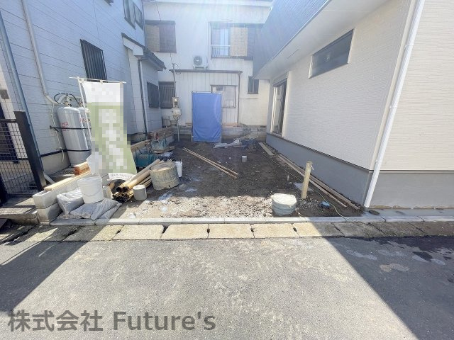 吉川市中野　新築戸建　全1棟の駐車場|カースペース並列2台可能