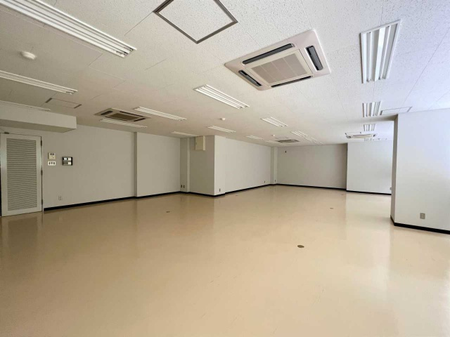 岡崎フロントビルの内装