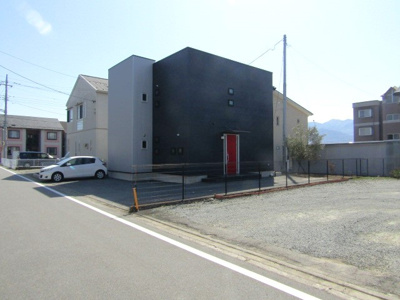 【駐車場】 | 中古戸建　笛吹市石和町広瀬 | 車をお持ちの方に嬉しい駐車場付きの物件です